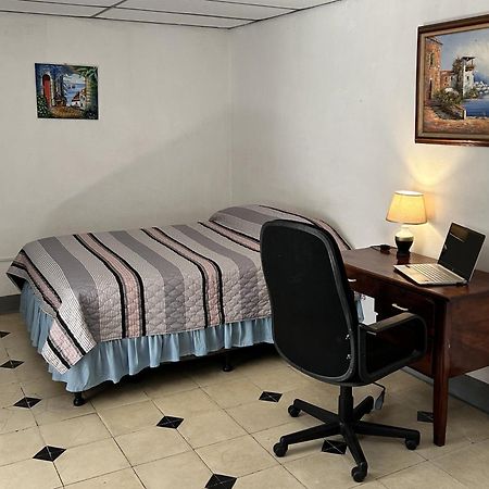 El Callejon Guest House Leon Bagian luar foto