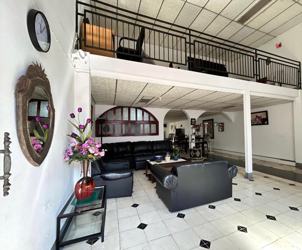El Callejon Guest House Leon Bagian luar foto
