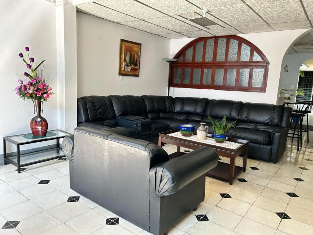 El Callejon Guest House Leon Bagian luar foto