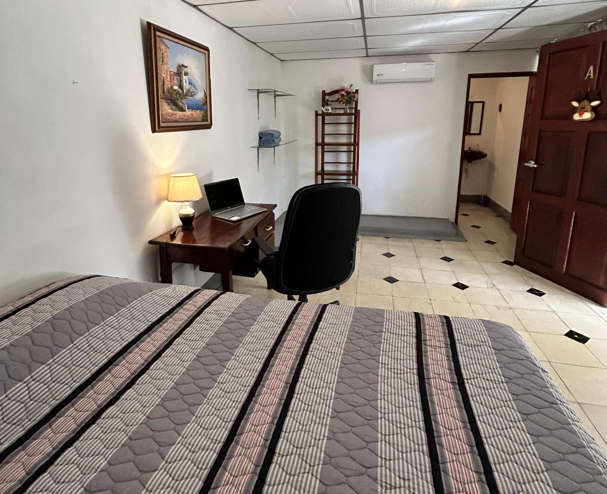 El Callejon Guest House Leon Bagian luar foto