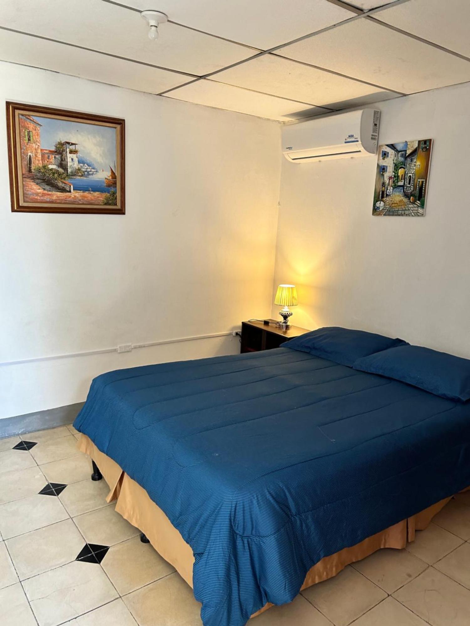 El Callejon Guest House Leon Bagian luar foto