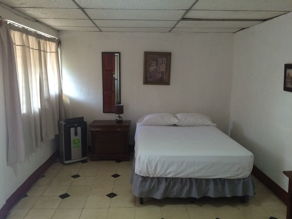 El Callejon Guest House Leon Bagian luar foto